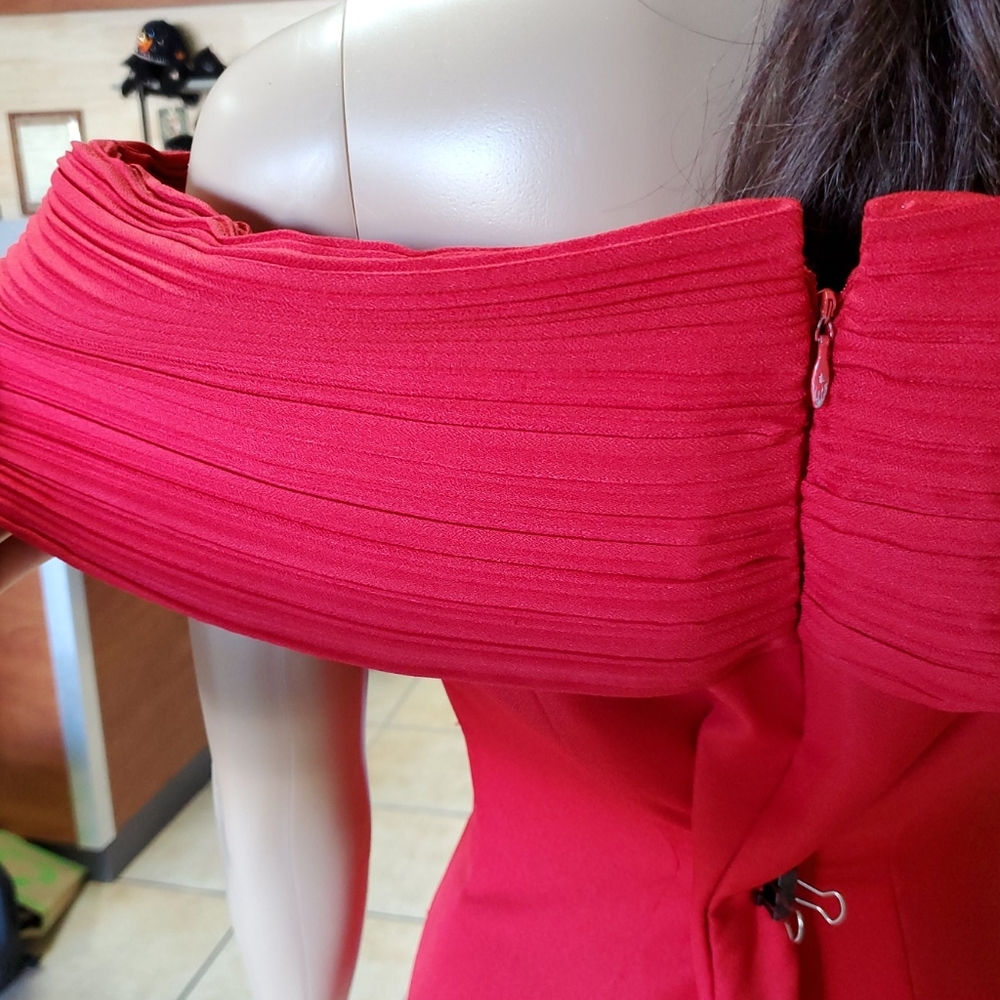 En Francais Red Off-the-shoulder Dress - Picture 4 of 8